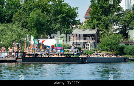 Berlin, Deutschland. 26 Juni, 2019. Das Baden in der Spree ist gut besucht. Credit: Paul Zinken/dpa/Alamy leben Nachrichten Stockfoto