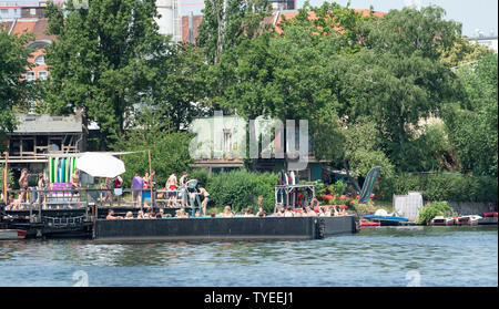 Berlin, Deutschland. 26 Juni, 2019. Das Baden in der Spree ist gut besucht. Credit: Paul Zinken/dpa/Alamy leben Nachrichten Stockfoto