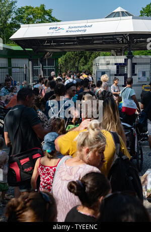 Berlin, Deutschland. 26 Juni, 2019. Menschen stehen dicht beieinander, an den Kassen des Prinzenbads in Kreuzberg. Credit: Paul Zinken/dpa/Alamy leben Nachrichten Stockfoto