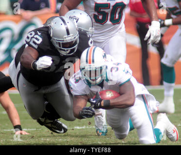 Miami Dolphins RB Marcus Thigpen (34) wird gegen die Oakland Raiders bei Sun Life Stadium am 16. September 2012 ausgelöst, in Miami, Florida. Die Miami Dolphins schlagen die Oakland Raiders 35-13. UPI/Susan Knowles Stockfoto