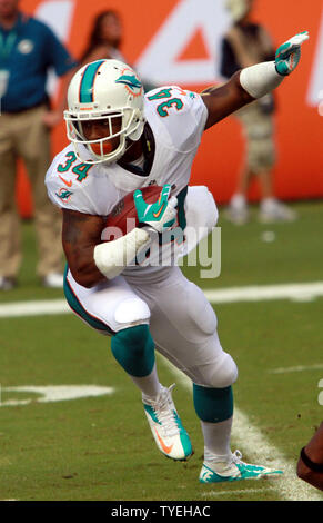 Miami Dolphins RB Marcus Thigpen sucht nach Raum gegen die Atlanta Falcons in der ersten Hälfte auf Sun Life Stadium in Miami, Florida, am 22. September 2013 laufen zu lassen. . UPI/Susan Knowles Stockfoto