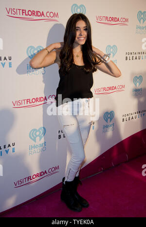 Musiker Madison Bier Spaziergänge auf dem roten Teppich am dritten jährlichen IHEARTRADIO Pool Party im Fontainebleau Hotel, Miami Beach, Florida, 27. Juni 2014. UPI/Gary ich Rothstein Stockfoto