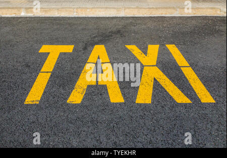 Bezeichnung der Taxistand auf die gelbe Farbe Asphalt. Stockfoto