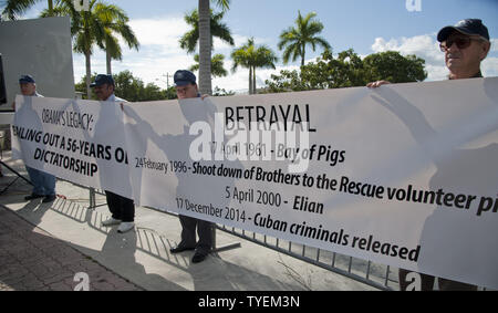Anti-Castro Demonstranten versammeln sich Jose Marti Park in Little Havana, Miami, Florida, 20. Dezember 2014. Die Demonstranten kamen zusammen, um Opposition zu Präsident Obamas Plan, die die Beziehungen zwischen den Vereinigten Staaten und Kuba zu zeigen. UPI/Gary ich Rothstein Stockfoto