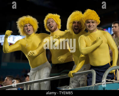 Georgia Tech Studenten die gelben Jacken jubeln im ersten Quartal bei der Orange Bowl 2014 bei Sun Life Stadium in Miami, Florida, 31. Dezember 2014. UPI/Gary ich Rothstein Stockfoto