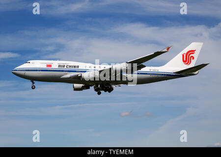 HAMBURG/Deutschland - vom 6. Juli 2017: Air China Boeing 747-400B-2472 Passagiermaschine mit dem chinesischen Präsidenten an Bord Landung am Flughafen Hamburg für G20 su Stockfoto