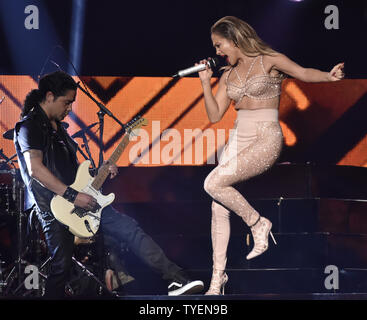 Latin artist Jennifer Lopez führt während der 2015 Billboard Latin Music Awards und bei der Bank United Center, Universität von Miami, Coral Gables, Florida am 30. April 2015. Foto von Gary ich Rothstein/UPI Stockfoto