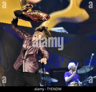 Die Rolling Stones Mick Jagger führt auf der Bühne im Citrus Bowl in Orlando, Florida, 12. Juni 2015. Dies ist eine von 15 Stationen in den Steinen Nordamerikanischen Stadion Tour 2015. Die Bandmitglieder sind Mick Jagger, Keith Richards, Charlie Watts, und Ronnie Wood. Foto von Gary ich Rothstein/UPI Stockfoto