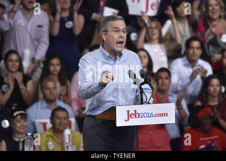 Gouverneur Jeb Bush kündigt seine Kandidatur für den Präsidenten der Vereinigten Staaten während der Kundgebung auf dem Theodore Gibson Gesundheitszentrum von Dade College, Kendall Campus in Miami, Florida, 15. Juni 2015. Foto von Gary ich Rothstein/UPI. .. Stockfoto