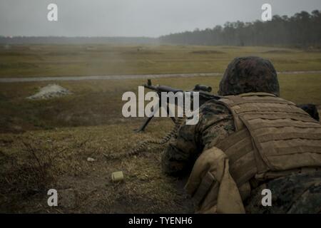 Lance Cpl. Juan Medellin Brände die M240B medium Maschinengewehr während einer Kommandostellenübung in Camp Lejeune, N.C., Nov. 3, 2016. Bekämpfung der Logistik Bataillon 6 durchgeführt, um die Ausbildung in der Vorbereitung für ihre Marine Corps Combat Readiness Evaluation. Medellin dient als Ingenieur Ausrüstung Fahrer mit CLB 6. Stockfoto