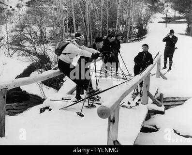 Foto: Ski Party; Umfang und Inhalt: Original Bildunterschrift: ein Ski Party Pausen auf der kleinen Brücke die Shingobee River Crossing, während ein Bild von den Mitgliedern der Partei nimmt ein Bild der Gruppe. Diese Brücke ist auf der Long Trail (6 1/2 Meile Reise). Shingobee Winter Spielplatz. Stockfoto