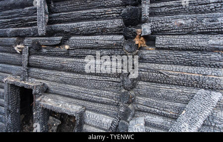 Verbrannt verkohlte Haus anmelden. Stockfoto