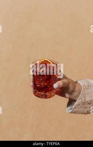 Frau helding Negroni, ein italienischer Cocktail, einen Aperitif, zuerst in Firenze, Italien gemischt, in 1919. Graf Camillo Negroni fragte seine Amerika zu stärken Stockfoto