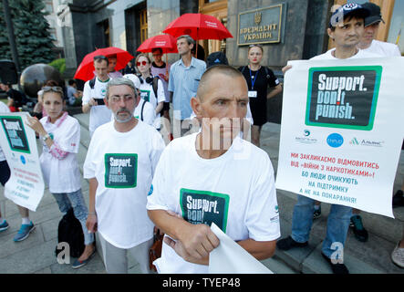 Die ukrainer tragen weiße T-Shirts lesen, Nicht halten Plakate hoch, während einer Kundgebung gegen repressive Drogenpolitik vor der Präsidialverwaltung in Kiew die Rallye bestrafen, Teil der globalen Kampagne "Support war, nicht bestrafen' zur Unterstützung der auf die Rechte der Droge süchtig Personen statt und es wurde zum Internationalen Tag gegen Drogenmissbrauch und illegalen Kreislauf und den Internationalen Tag zur Unterstützung von Folteropfern, die beide am 26. Juni markiert sind. Stockfoto