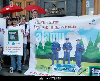 Die ukrainer tragen weiße T-Shirts lesen, nicht bestrafen, halten eine Fahne während einer Kundgebung gegen repressive Drogenpolitik vor der Präsidialverwaltung in Kiew. Die Kundgebung war Teil der globalen Kampagne "Support, nicht bestrafen' zur Unterstützung der auf die Rechte der Droge süchtig Personen statt und es wurde zum Internationalen Tag gegen Drogenmissbrauch und illegalen Kreislauf und den Internationalen Tag zur Unterstützung von Folteropfern, die beide am 26. Juni markiert sind. Stockfoto