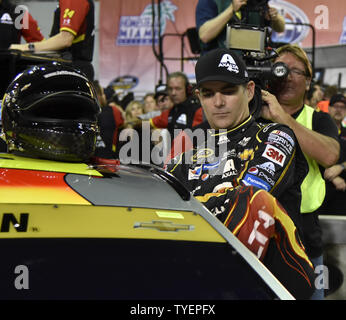 NASCAR Nationwide Series Meisterschaft racer Jeff Gordon (24) steigt in sein Auto vor Beginn der Qualifikation für die Ford EcoBoost 400 auf dem Homestead-Miami Speedway in Homestead, Florida am 20. November 2015. Foto von Gary ich Rothstein/UPI Stockfoto