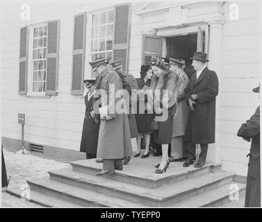 Foto von einer Gruppe von Würdenträgern, einschließlich der Britischen Feldmarschalls Harold Alexander und seine Frau, so dass George Washington's Home in Mount Vernon. Stockfoto