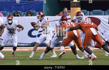 Oklahoma Quarterback Baker Mayfield (6) nimmt den Snap vom Center im ersten Quartal des College Halbfinale Meisterschaft Orange Schüssel am Sun Life Stadium auf der am 31. Dezember in Miami Gardens, Florida 2015. Foto von Gary ich Rothstein/UPI Stockfoto