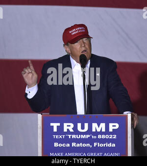 Der republikanische Präsidentschaftskandidat Donald Trump spricht mit Anhänger im Boca Raton Rallye im Sunset Cove Amphitheater, in Boca Raton, Florida, USA. März 13, 2016. Florida. die Wähler in Florida zu den Abstimmungen vom 15. März für primäre des Staates gehen. Foto von Gary ich Rothstein/UPI Stockfoto
