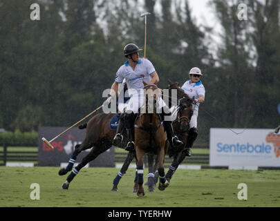 Der britische Prinz Harry nimmt an den 2016 Sentebale Royal Salute Polo Cup an der Valiant Polo Hof in Palm Beach, Florida am 4. Mai 2016. Foto von Gary ich Rothstein/UPI Stockfoto