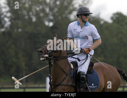 Der britische Prinz Harry nimmt an den 2016 Sentebale Royal Salute Polo Cup an der Valiant Polo Hof in Palm Beach, Florida am 4. Mai 2016. Foto von Gary ich Rothstein/UPI Stockfoto