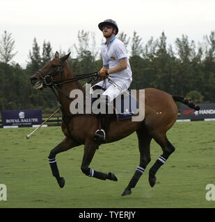 Der britische Prinz Harry nimmt an den 2016 Sentebale Royal Salute Polo Cup an der Valiant Polo Hof in Palm Beach, Florida am 4. Mai 2016. Foto von Gary ich Rothstein/UPI Stockfoto