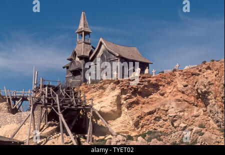 Archiv 1980 s Schließen, abgebrochene Holz- film Kirche Gebäude mit Turm & Friedhof auf der Klippe von 1980 Popeye film Anchor Bay Village Malta Stockfoto