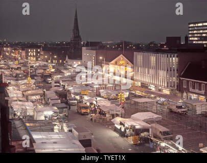 Historisches Archiv Luftaufnahme 1980s Ansicht von oben Blick nach unten auf Abenddämmerung auf 80s Weihnachtsdekorationen & Beleuchtung Romford Marktplatz Händler Stände & Vans Aufräumen am Ende des Tages So wie wir in Havering East London England waren Stockfoto