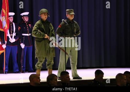 Lance Cpl. Trystan Davila (links) und Pfc. Michelle Smith Marines repräsentieren im koreanischen Krieg während der jährlichen Historische Uniform Pageant an Bord der Marine Corps Air Station Cherry Point, N.C., Nov. 4, 2016. Der Festzug statt Geburtstag das Marine Corps' und verfügt über Marines tragen Uniformen aus allen wichtigen Konflikte des Marine Corps in gekämpft hat, zu ehren. Der Festzug zeigt die lange Geschichte des Korps während Jahrzehnten der Warfighting. Der Festzug enthalten auch eine traditionelle Kuchen Cutting, die die Weitergabe von Traditionen aus der älteste Marine für die Jüngsten. Stockfoto