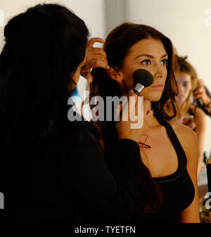 Eine Landebahn Modell gesehen, Haare und Make-up vor dem Tragen einen Badeanzug Schaffung von Kunst Herzen Fashion Designer während der Funkshion Miami Schwimmen Woche im Funkshion Zelt, Miami Beach, Florida, 14. Juli 2016 durchgeführt. Foto von Gary ich Rothstein/UPI Stockfoto