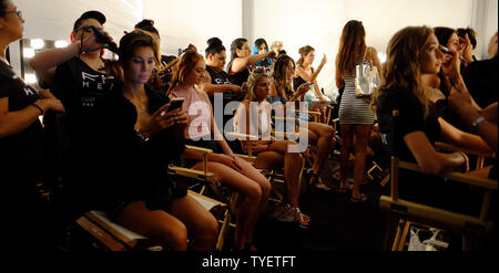 Eine Landebahn Modell gesehen, Haare und Make-up vor dem Tragen einen Badeanzug Schaffung von Kunst Herzen Fashion Designer während der Funkshion Miami Schwimmen Woche im Funkshion Zelt, Miami Beach, Florida, 14. Juli 2016 durchgeführt. Foto von Gary ich Rothstein/UPI Stockfoto