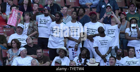 Eine Gruppe von Unterstützern stand zu zeigen, ihre T-Shirts als republikanischer Kandidat Donald Trump bei einer Kundgebung in der BB&T Center spricht, Ft Lauderdale, Florida, 10. August 2016. Keine Anzeichen dafür, dass zu Hause nicht getragen wurden als T-Shirts wurden in den Tagungsort und Rally erlaubt. Foto von Gary ich Rothstein/UPI Stockfoto