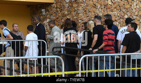 Miami Marlins Fans warten auf Linie zu sehen und ihren Respekt zu Krug Jose Fernanedez an Brendan Katholische Kirche in Miami, Florida, 28. September 2016. Jose Fernanedez, 24, starb in einem Bootfahrtunfall aus der South Beach Jetty am Sonntag, den 25. September 2016. Foto von Gary ich Rothstein/BIS 1. Stockfoto