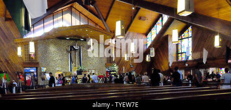 Miami Marlins Fans sind zu sehen auf der Linie warten, um ihren Respekt zu Krug Jose Fernanedez am Brendan Katholische Kirche in Miami, Florida, 28. September 2016. Jose Fernanedez, 24, starb in einem Bootfahrtunfall aus der South Beach Jetty am Sonntag, den 25. September 2016. Foto von Gary ich Rothstein/UPI Stockfoto