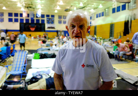 Mel Klein, 76, ein Rotes Kreuz freiwillige ist verantwortlich für Stock Platzierung von Palm Beach County innerhalb der Park Vista Hight School Tierheim in Boynton Beach, Floridan während des Wartens auf die Ankunft des Hurrikans Matthew. Oktober 6, 2016. Der Ausnahmezustand wurde in den Staat erklärt von Gouverneur Scott am Mittwoch als Hurrikan Matthew konnte von der Ostküste von Florida schlug als Kategorie 4 Sturm. Foto von Gary ich Rothstein/UPI... Stockfoto