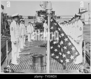 Foto der Mitglieder der Besatzung an Bord der U.S.S. REQUIN, ein U-Boot auf den US-Marinestützpunkt in Key West, Florida, aufgereiht zur Prüfung während eines Besuchs von Präsident Truman. Stockfoto