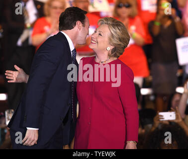 Patrick Murphy, US-Vertreter (FL-18) und Kandidat für die US-Senat gesehen ist die Einführung von Präsidentschaftskandidaten Hillary Clinton auf einer Kundgebung im Omni Auditorium, Broward College, Campus Nord, Coconut Creek, Florida, USA. Oktober 25, 2016. Clinton ging ihre Pläne zu einer Wirtschaft, die für alle, nicht nur die Werke zu schaffen. Frühzeitige Abstimmung in Florida Montag, 24. Oktober 2016 gestartet und läuft bis Sonntag, den 6. November 2016. Foto von Gary ich Rothstein/UPI Stockfoto