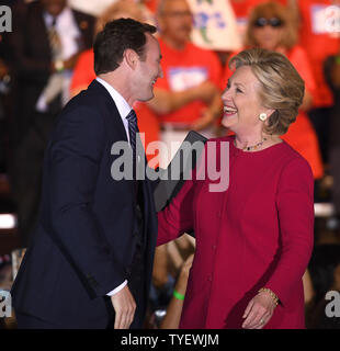 Patrick Murphy, US-Vertreter (FL-18) und Kandidat für die US-Senat gesehen ist die Einführung von Präsidentschaftskandidaten Hillary Clinton auf einer Kundgebung im Omni Auditorium, Broward College, Campus Nord, Coconut Creek, Florida, USA. Oktober 25, 2016. Clinton ging ihre Pläne zu einer Wirtschaft, die für alle, nicht nur die Werke zu schaffen. Frühzeitige Abstimmung in Florida Montag, 24. Oktober 2016 gestartet und läuft bis Sonntag, den 6. November 2016. Foto von Gary ich Rothstein/UPI Stockfoto