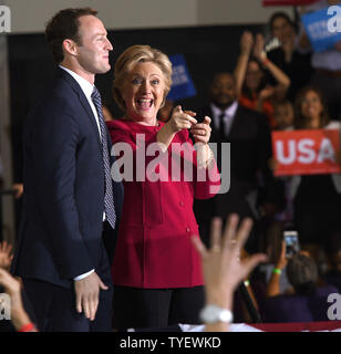 Patrick Murphy, US-Vertreter (FL-18) und Kandidat für die US-Senat gesehen wird lächelnd nach dem Präsidentschaftskandidaten Hillary Clintons Rallye im Omni Auditorium, Broward College, Campus Nord, Coconut Creek, Florida, USA. Oktober 25, 2016. Clinton ging ihre Pläne zu einer Wirtschaft, die für alle, nicht nur die Werke zu schaffen. Frühzeitige Abstimmung in Florida Montag, 24. Oktober 2016 gestartet und läuft bis Sonntag, den 6. November 2016. Foto von Gary ich Rothstein/UPI Stockfoto