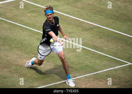 Alexander Zverev (GER) mit Kugel, Single Action mit Kugel, Aktion, vollständige Abbildung, Tennis, Viertelfinale, 27 NOVENTI Open 2019 ATP World Tour am 21.06.2019 in Halle (Westf.)/Deutschland. | Verwendung weltweit Stockfoto