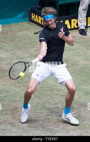 Alexander Zverev (GER) mit Kugel, Single Action mit Kugel, Aktion, vollständige Abbildung, Hochformat, Tennis, Viertelfinale, 27 NOVENTI Open 2019 ATP World Tour am 21.06.2019 in Halle (Westf.)/Deutschland. | Verwendung weltweit Stockfoto
