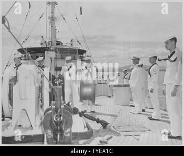 Foto der Mitglieder der Besatzung an Bord Präsident Trumans Yacht, die U.S.S. WILLIAMSBURG, wie es Anchorage in Frederiksted, St. Croix, Virgin Inseln angefahren. Stockfoto