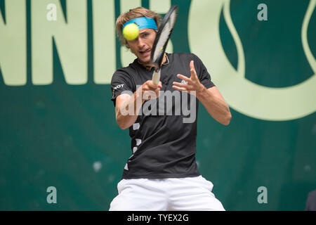 Alexander Zverev (GER) mit Kugel, Single Action mit Kugel, Aktion, halb Bild, halb Abbildung, Tennis, Viertelfinale, 27 NOVENTI Open 2019 ATP World Tour am 21.06.2019 in Halle (Westf.)/Deutschland. | Verwendung weltweit Stockfoto