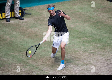 Alexander Zverev (GER) mit Kugel, Single Action mit Kugel, Aktion, vollständige Abbildung, Tennis, Viertelfinale, 27 NOVENTI Open 2019 ATP World Tour am 21.06.2019 in Halle (Westf.)/Deutschland. | Verwendung weltweit Stockfoto