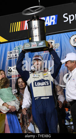 NASCAR Nationwide Series Meisterschaft Fahrer Jinnie Johnson hält die Ford EcoBoost 400 Race Trophy an Homestead-Miami Speedway in Homestead, Florida am 20. November 2016. Foto von Gary ich Rothstein/UPI Stockfoto