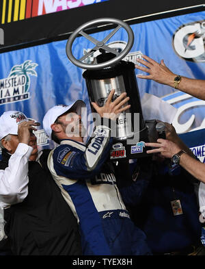 NASCAR Nationwide Series Meisterschaft Fahrer Jinnie Johnson hält die Ford EcoBoost 400 Race Trophy an Homestead-Miami Speedway in Homestead, Florida am 20. November 2016. Foto von Gary ich Rothstein/UPI Stockfoto