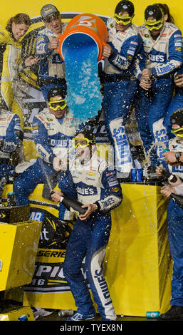 NASCAR Nationwide Series Meisterschaft Fahrer Jimmie Johnson feiert nach dem Gewinn der Ford EcoBoost 400 bei Homestead-Miami Speedway in Homestead, Florida am 20. November 2016. Foto von Gary ich Rothstein/UPI Stockfoto