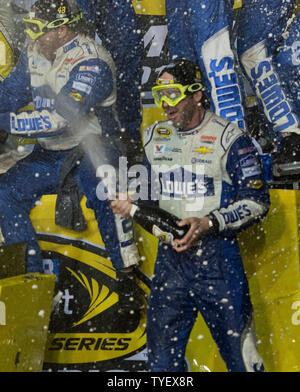 NASCAR Nationwide Series Meisterschaft Fahrer Jimmie Johnson feiert nach dem Gewinn der Ford EcoBoost 400 bei Homestead-Miami Speedway in Homestead, Florida am 20. November 2016. Foto von Gary ich Rothstein/UPI Stockfoto