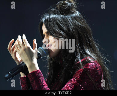 Recording Artist Camila Cabello des Fünften Harmonie verließ die Gruppe nach ihrer Leistung und durchgeführt mit Machine Gun Kelly am Y100 JingleBall Konzert 2016 BB&T Center am 18. Dezember in Sunrise, Florida 2016. Foto von Gary ich Rothstein/UPI Stockfoto