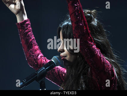 Recording Artist Camila Cabello des Fünften Harmonie verließ die Gruppe nach ihrer Leistung und durchgeführt mit Machine Gun Kelly am Y100 JingleBall Konzert 2016 BB&T Center am 18. Dezember in Sunrise, Florida 2016. Foto von Gary ich Rothstein/UPI Stockfoto